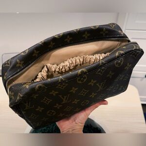 LOUIS VUITTON MONOGRAM TROUSSE TOILETRY 28